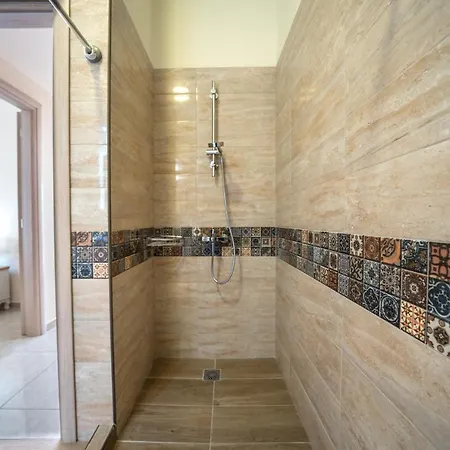 Iro And Boutique Homes *